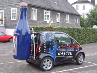 Smart mit Sektflasche